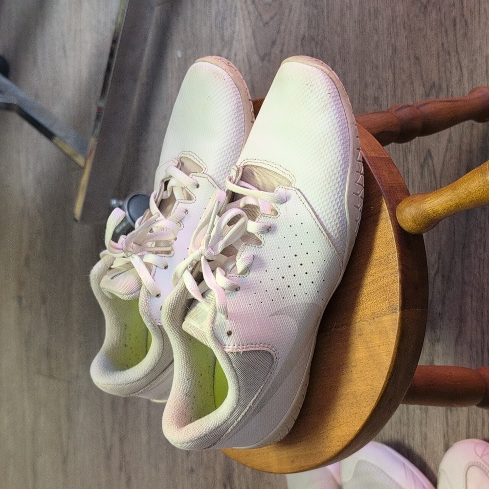 Nike women's cheer shoes size 7 white